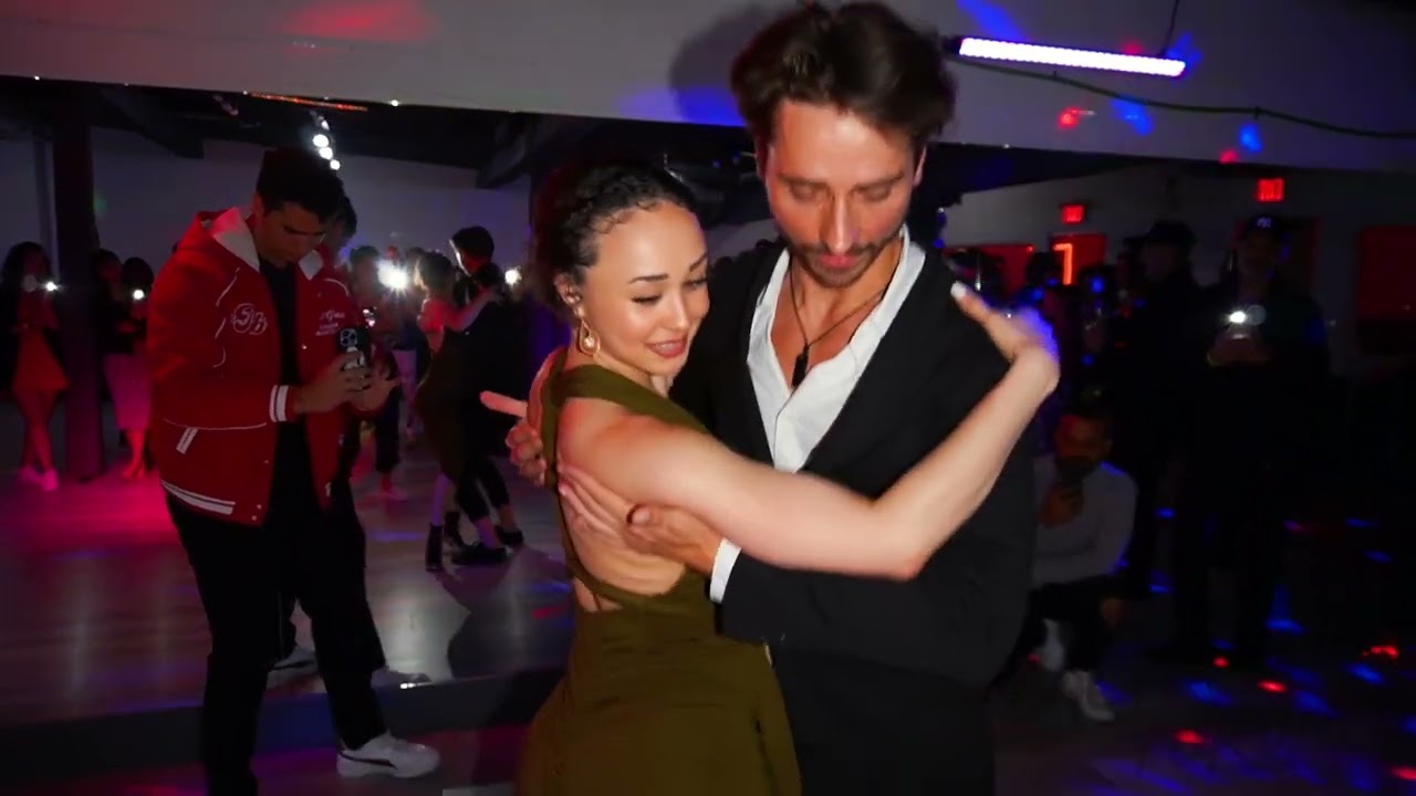 Egis and Kenzie - Sensual Bachata Demo in Toronto, Canada (Ring My Bells) - BachataToronto