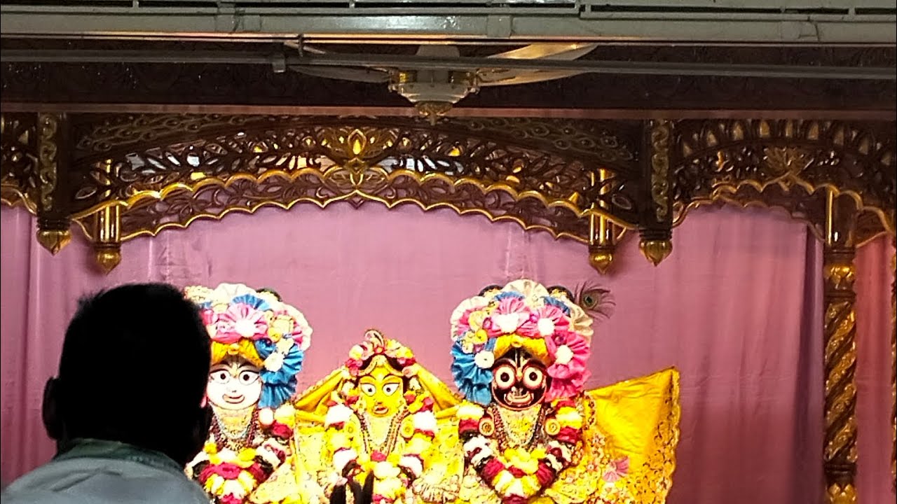 ইসকন মন্দির সন্ধ্যা আরতী কীর্তন পরিবেশন স্থান: স্বামীবাগ ইসকন মন্দির, ঢাকা বাংলাদেশ 