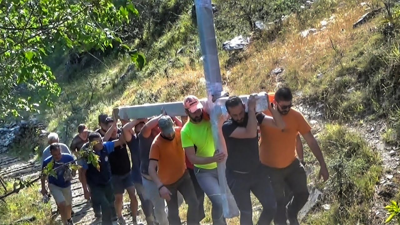 Κάτοικοι του Ματσουκίου Ιωαννίνων μεταφέρουν τον Σταυρό στον Άγιο Αθανάσιο. 🗓️ 03.08.2025