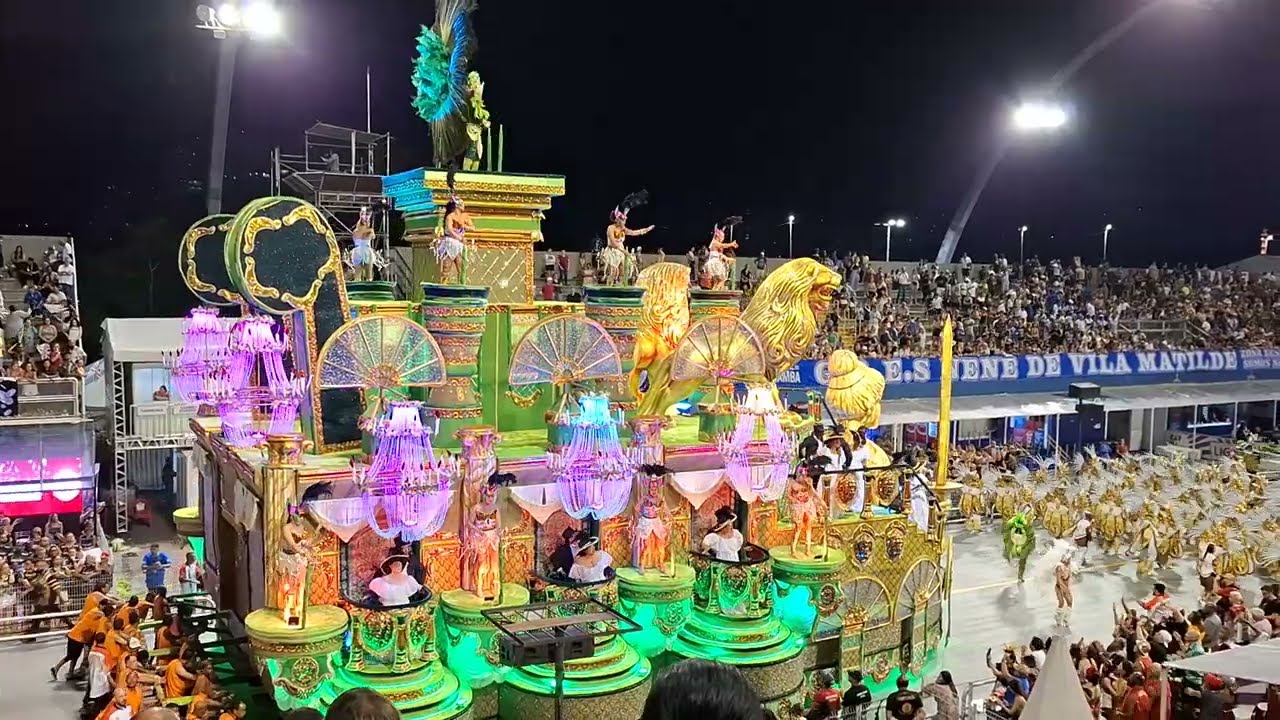 Veja o Desfile de Carnaval, símbolo da cultura brasileira 🇧🇷 #carnaval #brasil 