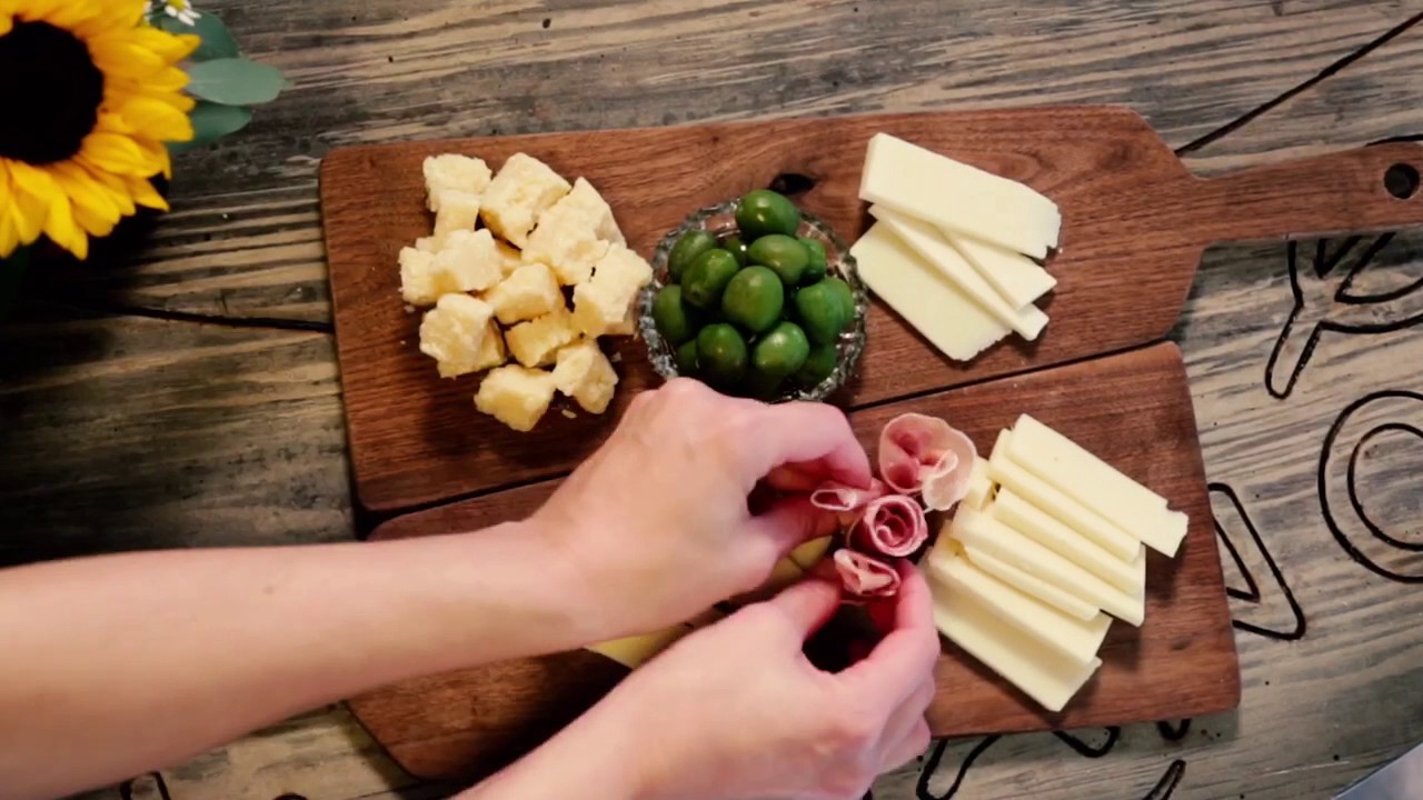 How to Make an Italian Inspired Cheese Board