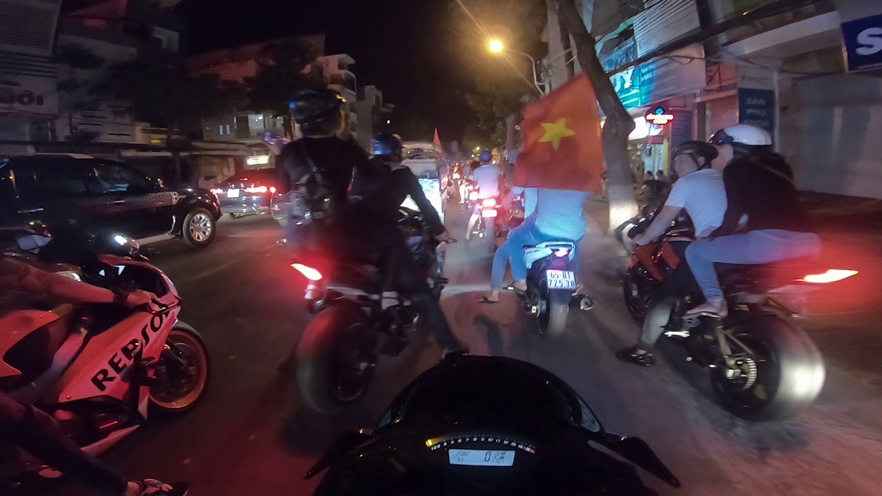 Đoàn pkl bão tưng bừng mừng VN vô địch AFF Cup tại Cần Thơ