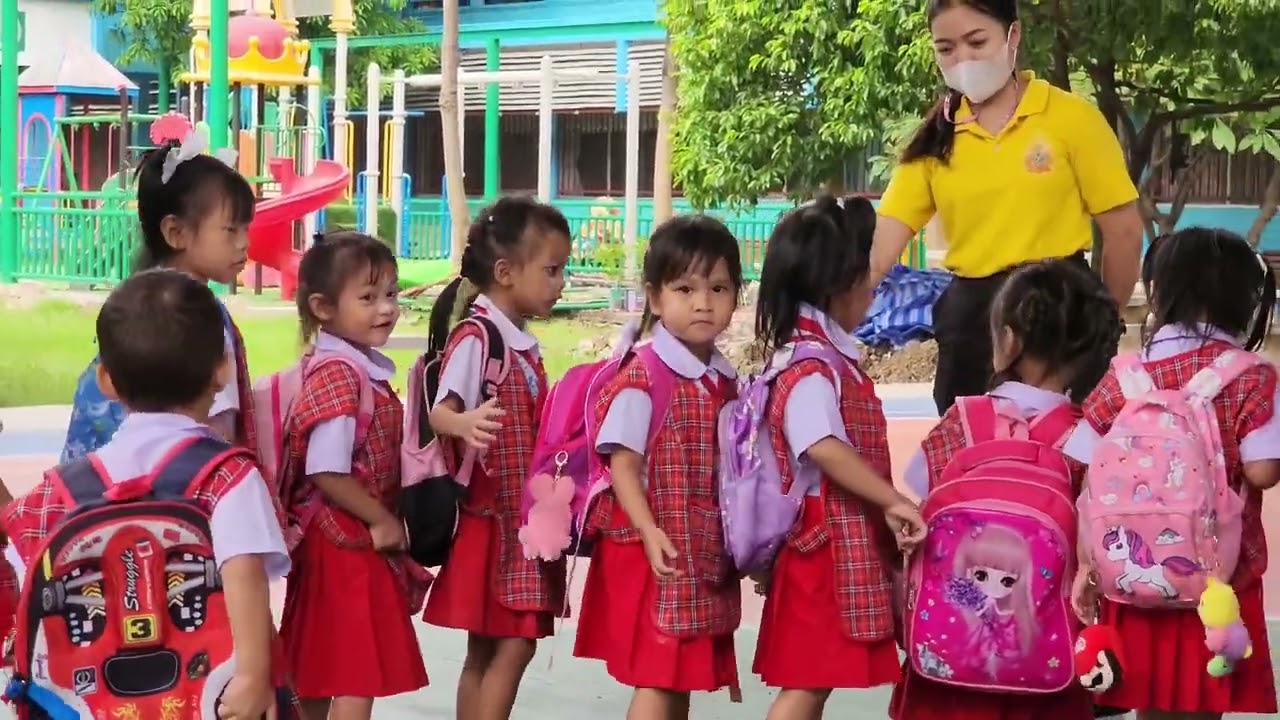 รับลูกสาวที่โรงเรียนครับ