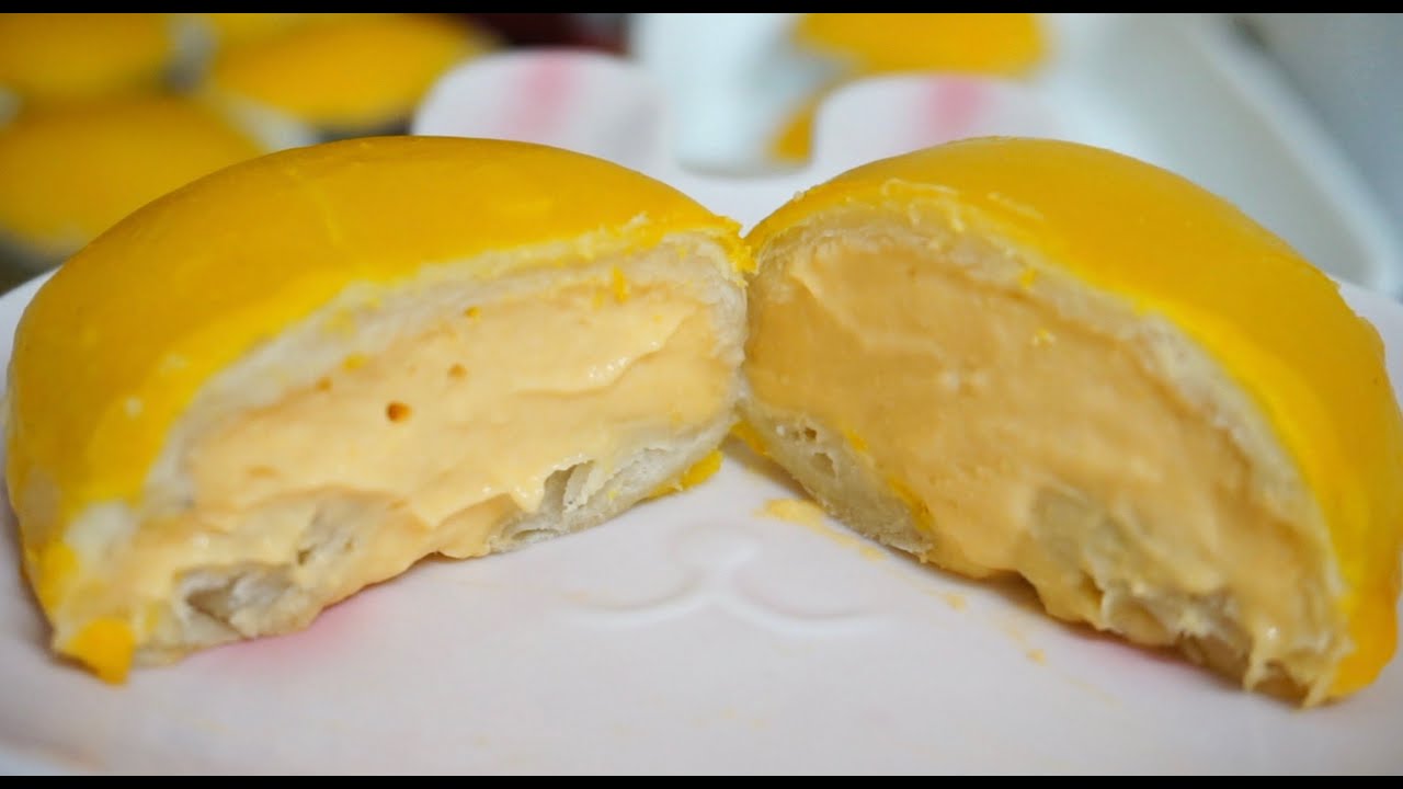 Mochi pie with salted egg yolk lava| salted egg yolk soft pie | sweet 99%