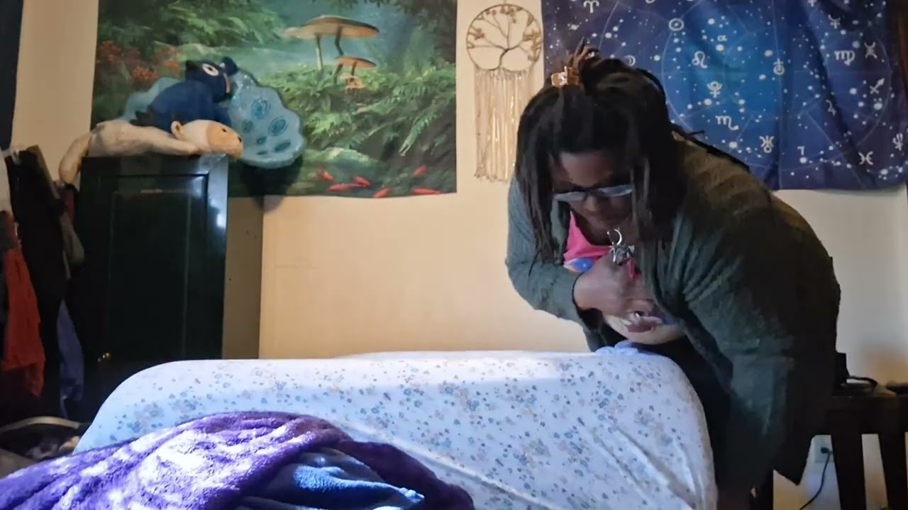 🧹🛌🏾Clearing off and making my bed!🛌🏾 🧹