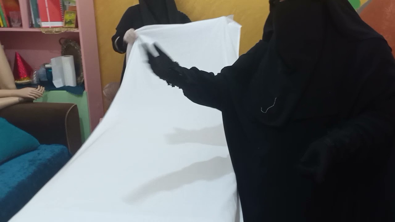 تعليم كيفيه فرد الكفن للنساء علي خشبه الغسل