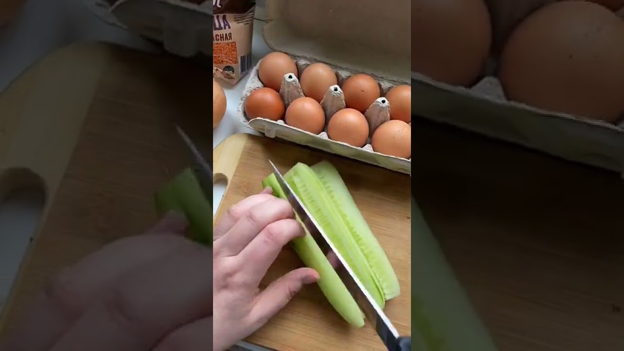 Самый вкусный и простой салат. Приготовить легко, а ещё он напоминает лето