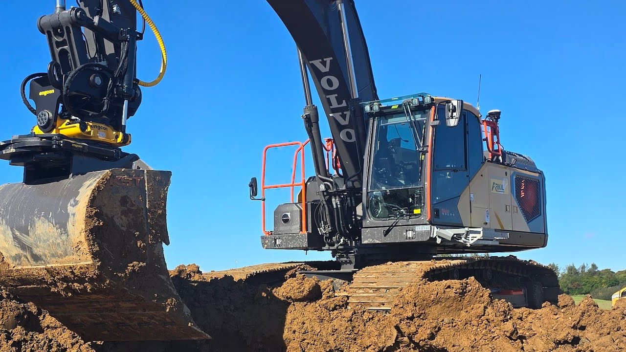 Volvo EC300FL loading trucks with clay