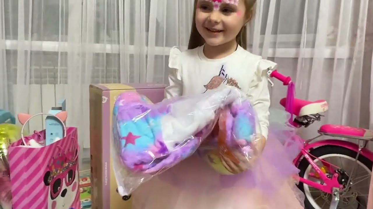 Розпаковка подарунків з дня народження 🤗🎉🎂🌈🥰🎊🤫