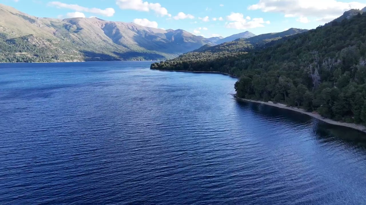Lago sereno visto desde el aire | Música muy suave para relajar. Lago Gutiérrez. 