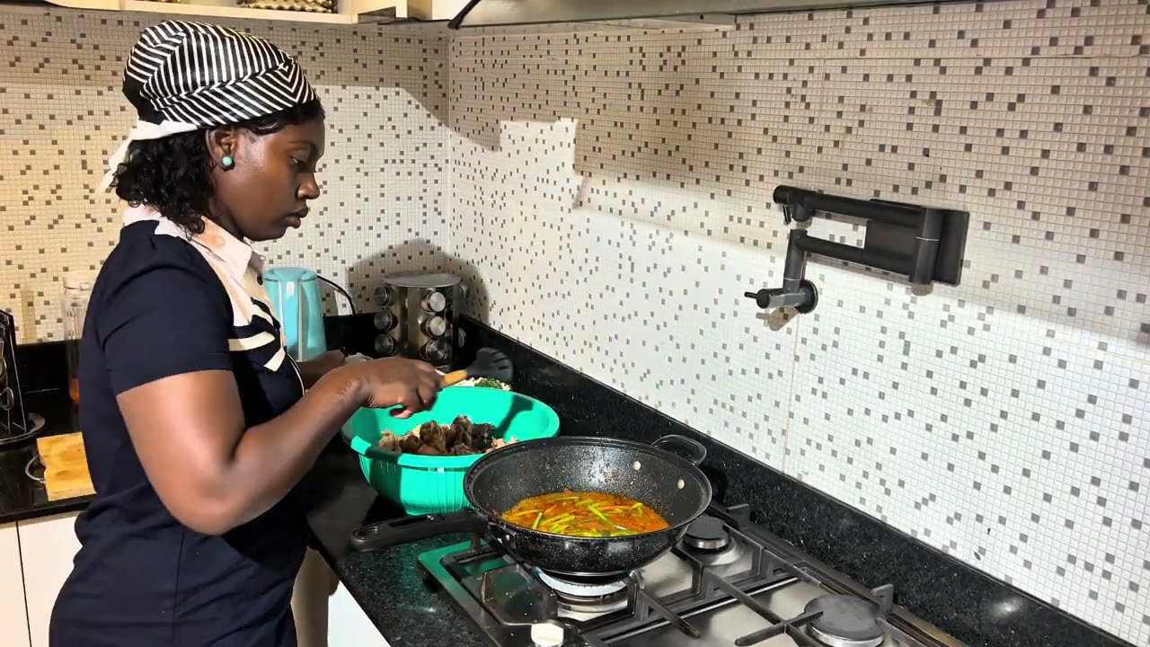 Caro's Kitchen Ep. 1: Mashed Potatoes, Pan-fried Fried Chicken & Veges