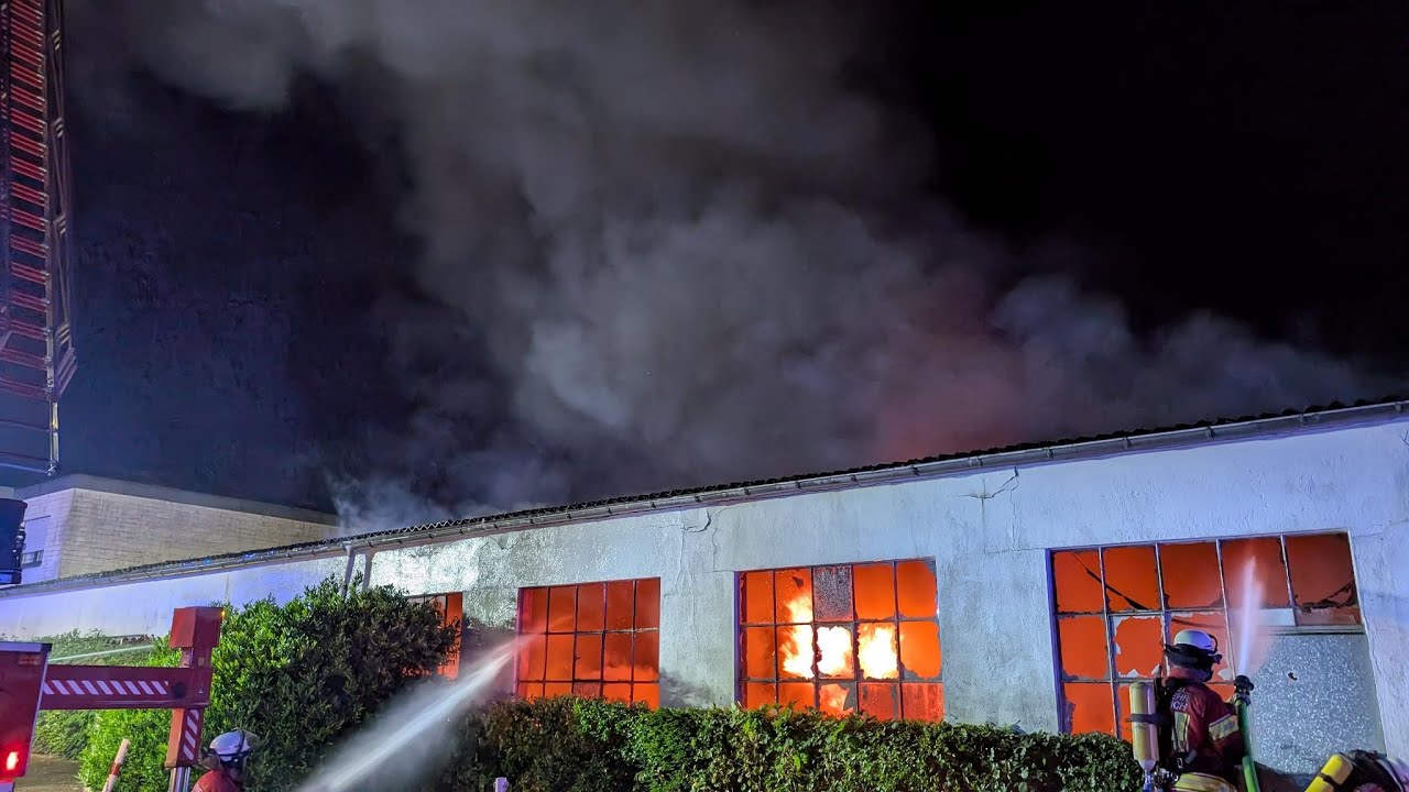 Lagerhalle in Vollbrand - Asbest freigesetzt - Flammen lodern im Inneren
