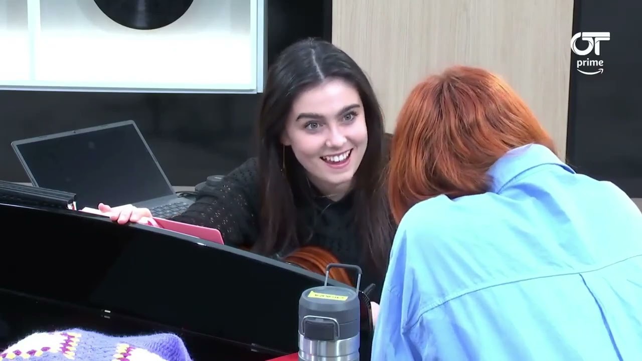chiara casi le enseña la invitada a violeta + violeta la graba cantando the climb
