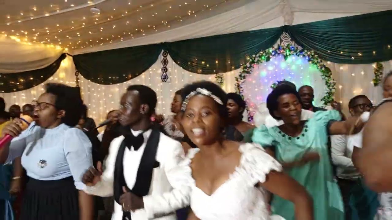 ABIHANGANYE CHOIR LIVE  HAHIGWA UMUNTU WIZEYE.