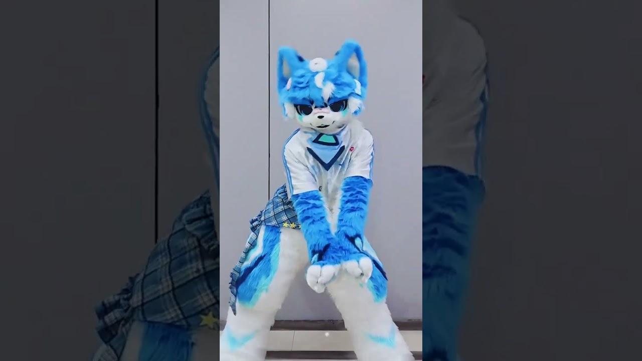 I accept custom orders for fursuit.Check my furheads on my web. The web link in my bio.