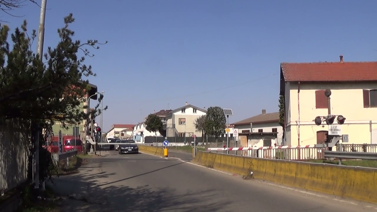 Passaggio a livello con semibarriere di strada Lomellina - Mortara (PV) / Level Crossing