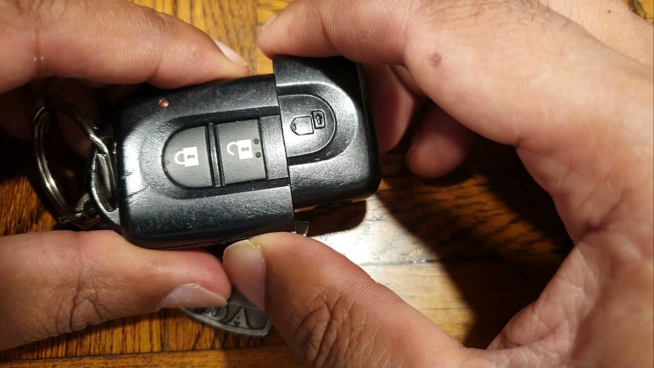 Как заменить батарейку брелока Nissan Qashqai J10 и где найти ключ.