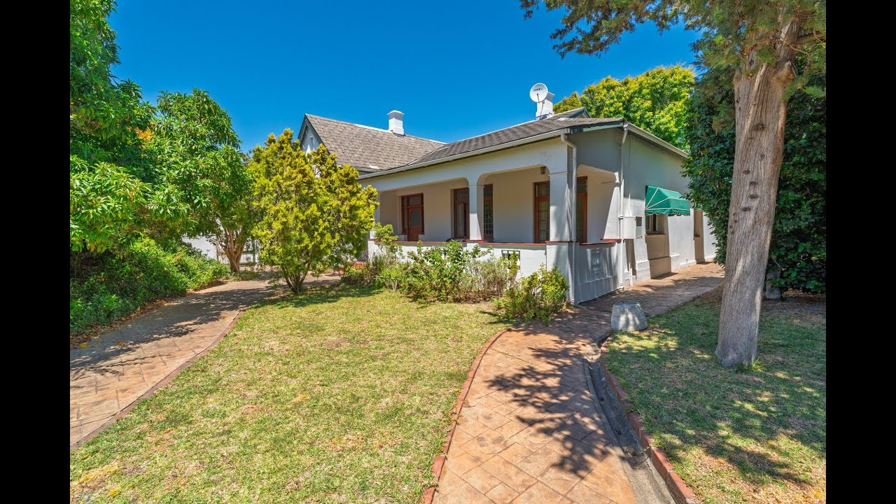 4 Bedroom House For Sale in Plumstead, Cape Town