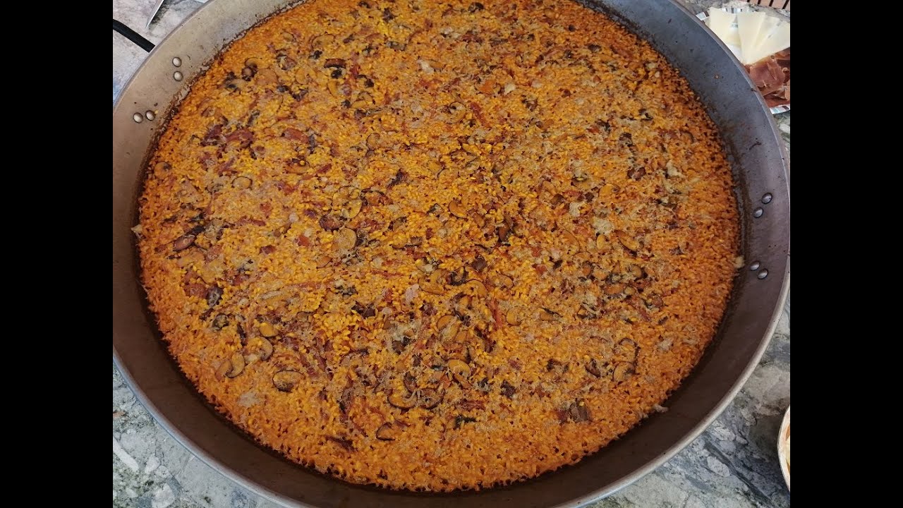 Paella de pato, setas y foie