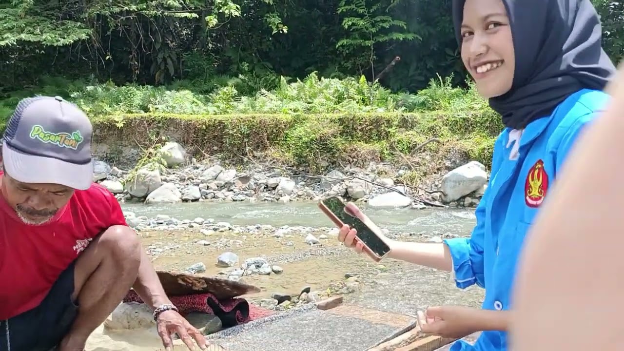 WARGA DESA LABUAN TOPOSO MENDULANG EMAS DI SUNGAI SECARA TRADISIONAL