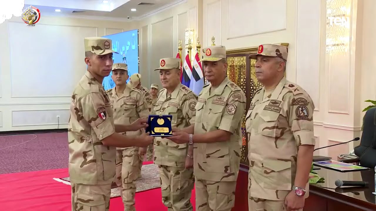 الفريق أول محمـد زكى  القائد العام للقوات المسلحة  يكرم عددًا من المتميزين من رجال قوات حرس الحدود