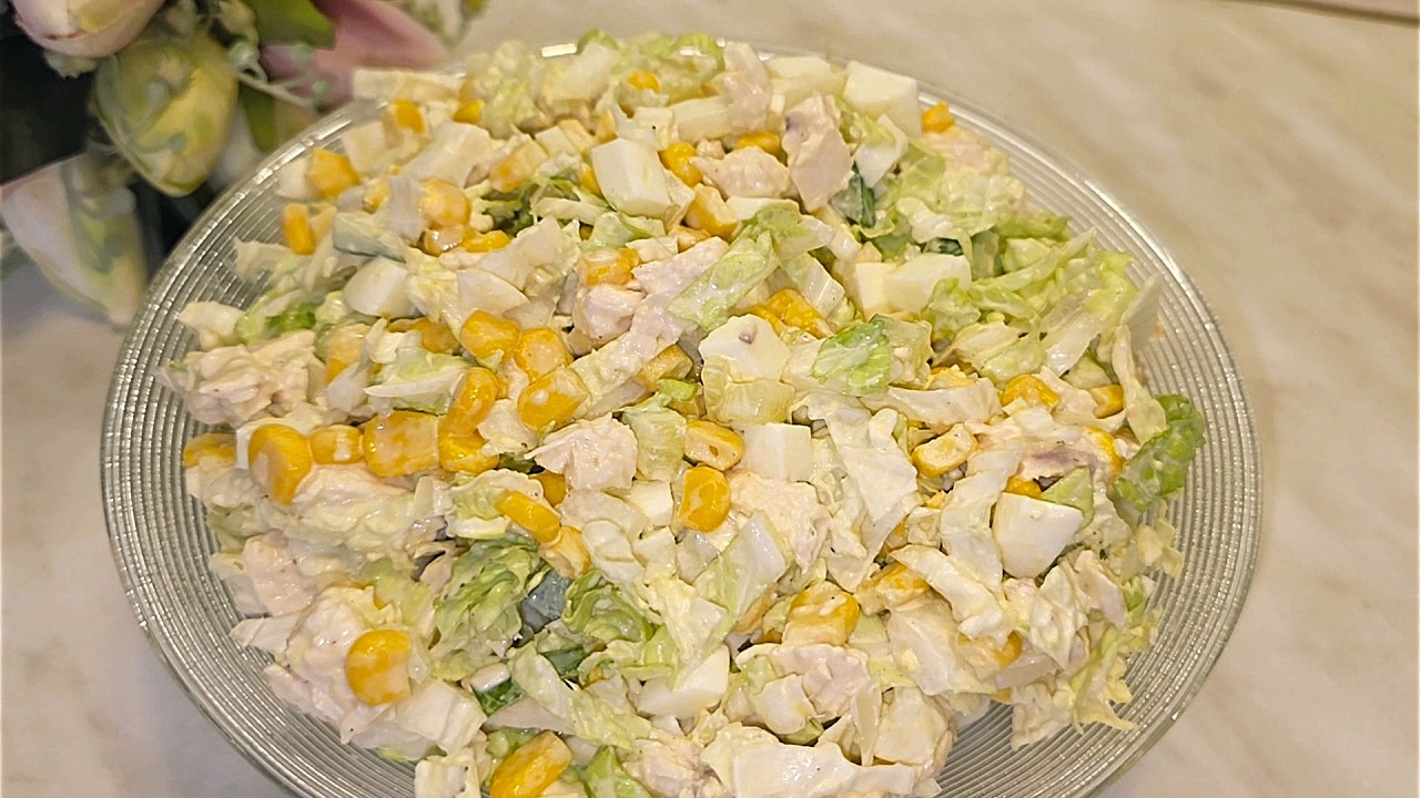 Сочный салат с курицей и пекинской капустой