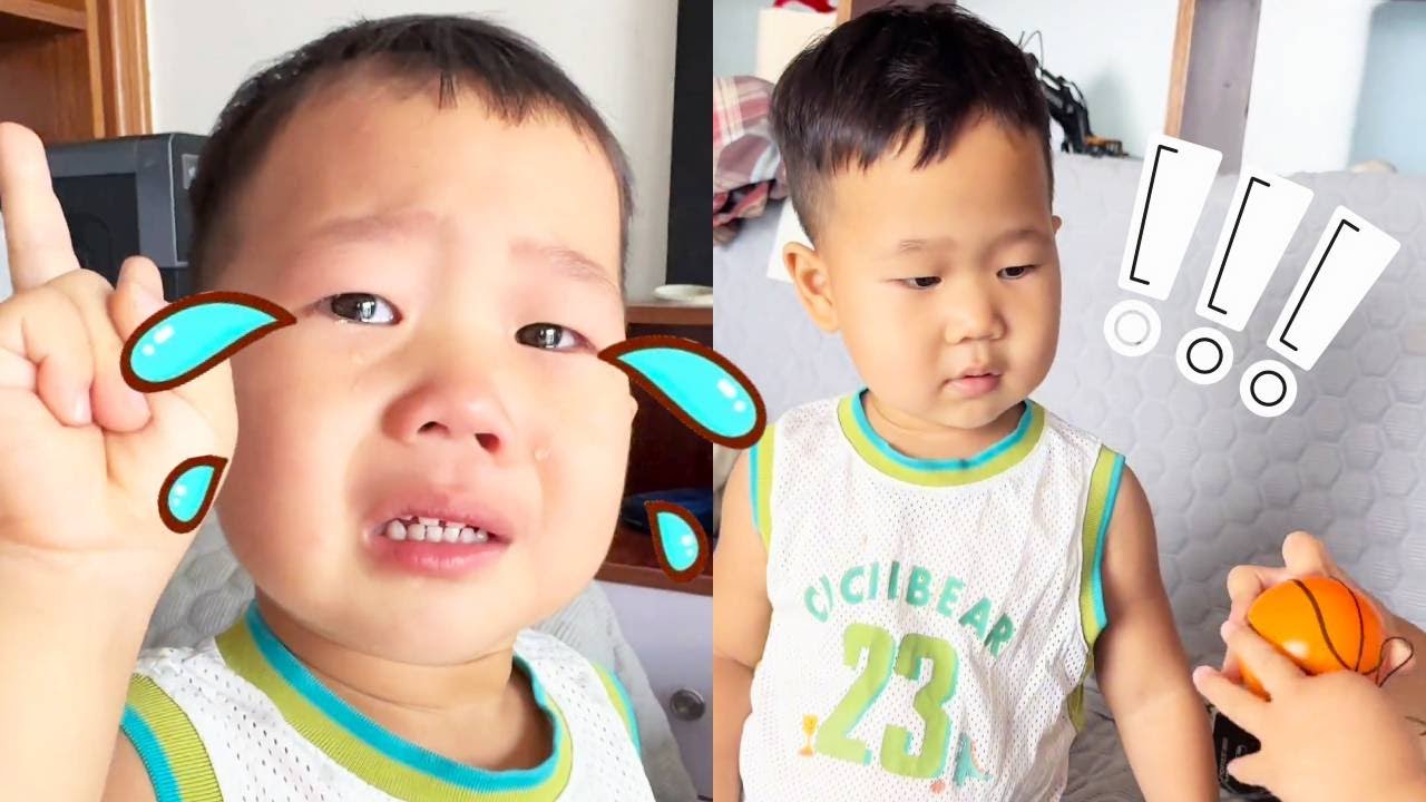 【超萌双胞胎】哥哥抱球装委屈，弟弟直接上手硬核抢夺，妈妈笑疯：“这演技和武力值都随了谁！”