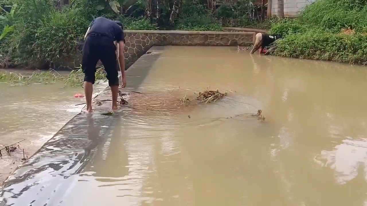 luarbiasa anak ini masih kecil tapi sudah peduli lingkungan