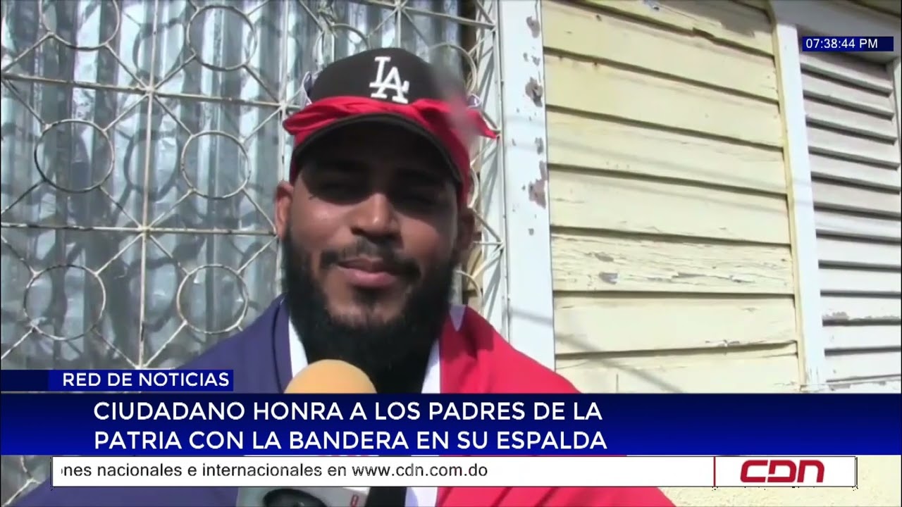 Ciudadano honra a los Padres de la Patria con la bandera en su espalda