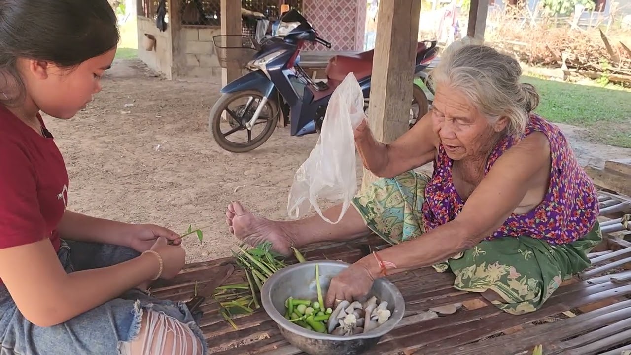 ส่งหน่อไม้ให้ผู้โชคดีขอบคุณป้าแพนที่อุดหนุน​