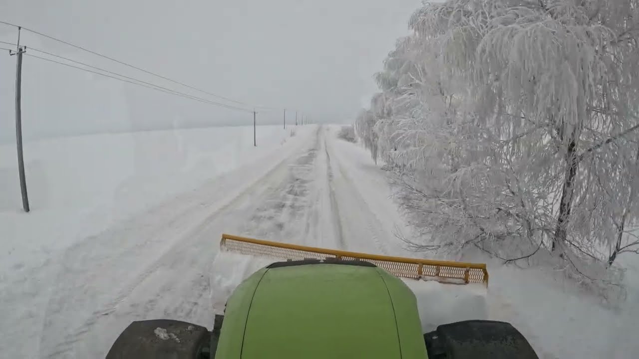 Морози пустили, а трактора не завів😭😭 Розчищаємо сніг у відлигу