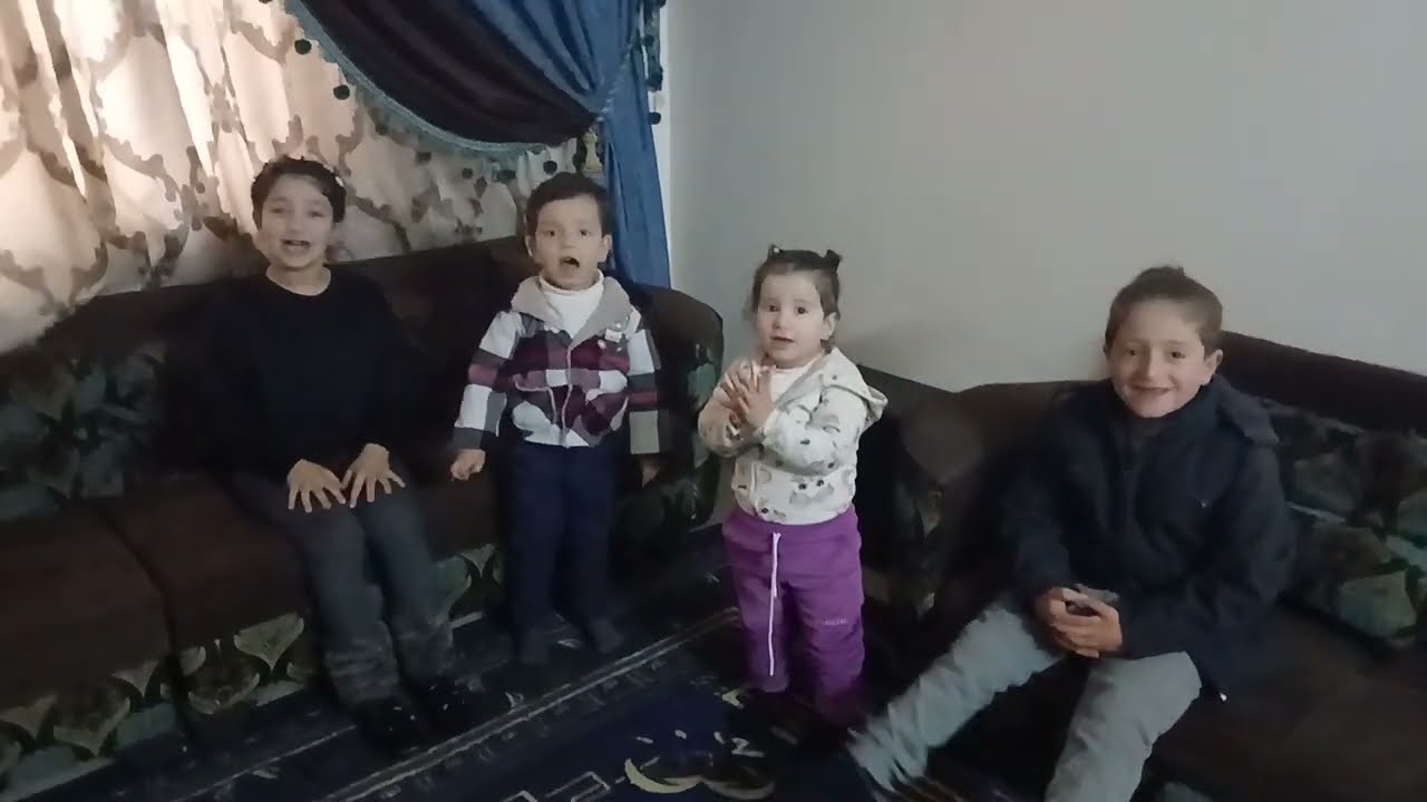 عمر زياد تاليا مالين كتير وبدهن يلعبوا