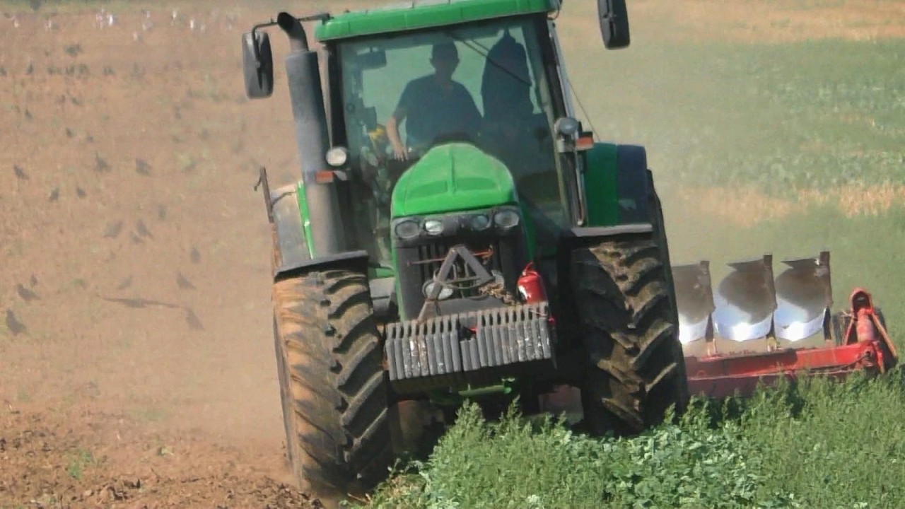 Старая гвардия не подводит: Вспашка под посевную на John Deere 8420.