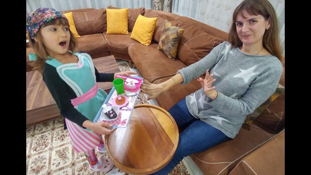 ELİFE PASTACI KOSTÜMÜ , PASTANESİNE YİNE HUYSUZ MÜŞTERİ GELDİ ORTALIK KARIŞTI. Çocuk videosu