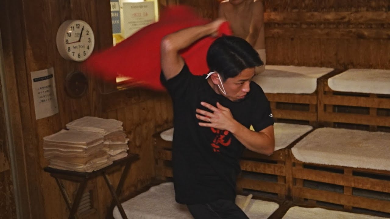 熱波師、サウナ楽しく 蒸気あおぎ「ととのう」