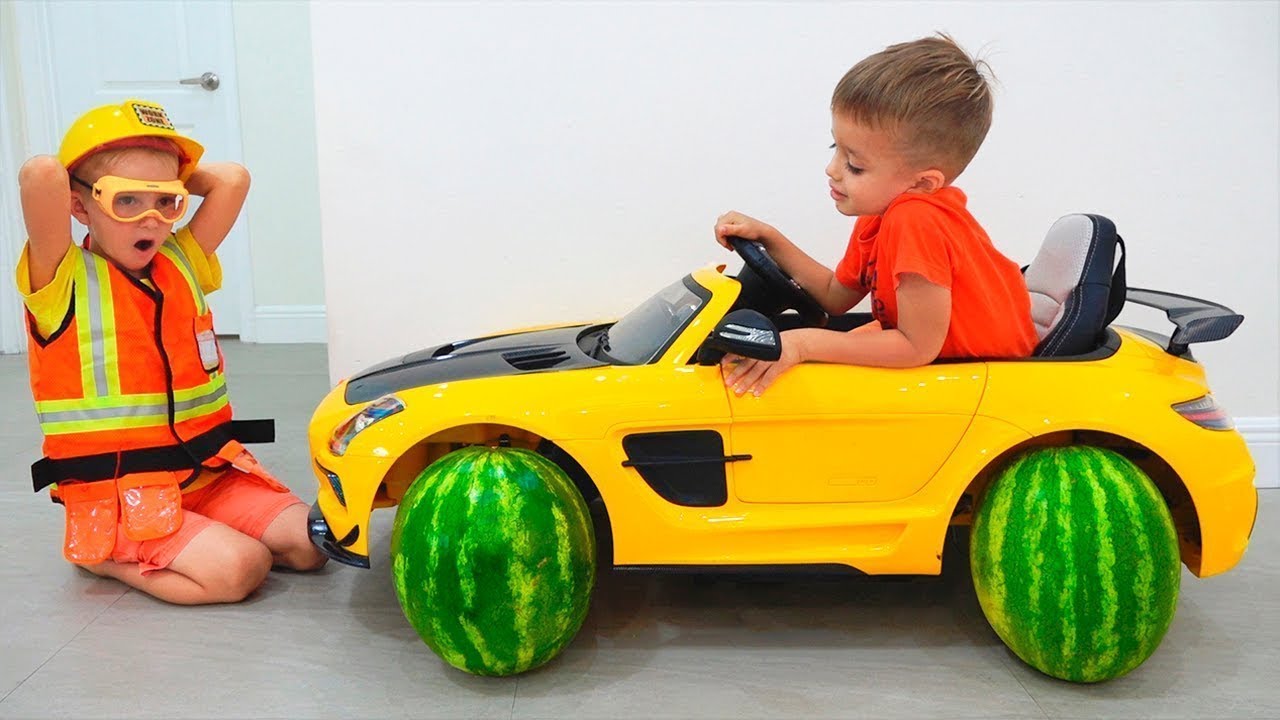 Paseo de ni&ntilde;os en Coche de juguete & cambiar ruedas Video gracioso de Vlad y Nikita