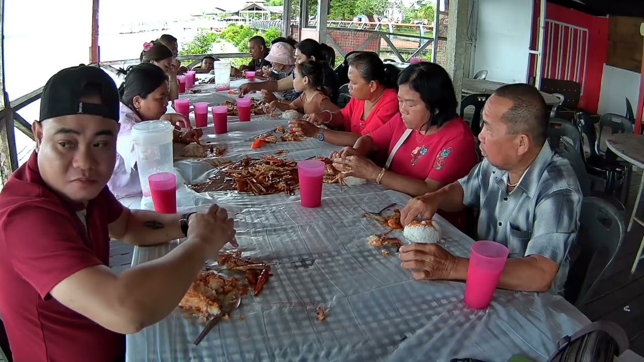 Makan-makan dan jalan-jalan di telaga air, matang. 