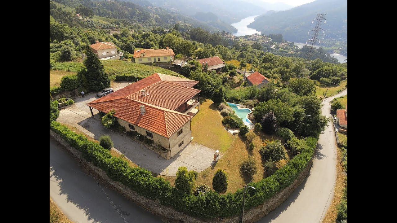 For Sale House in Gerês with pool and views over the river / casa no Gerês com vistas rio