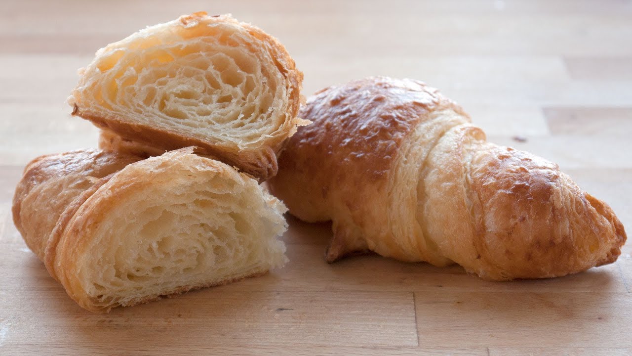Croissant bagt på smør og pain au chocolat