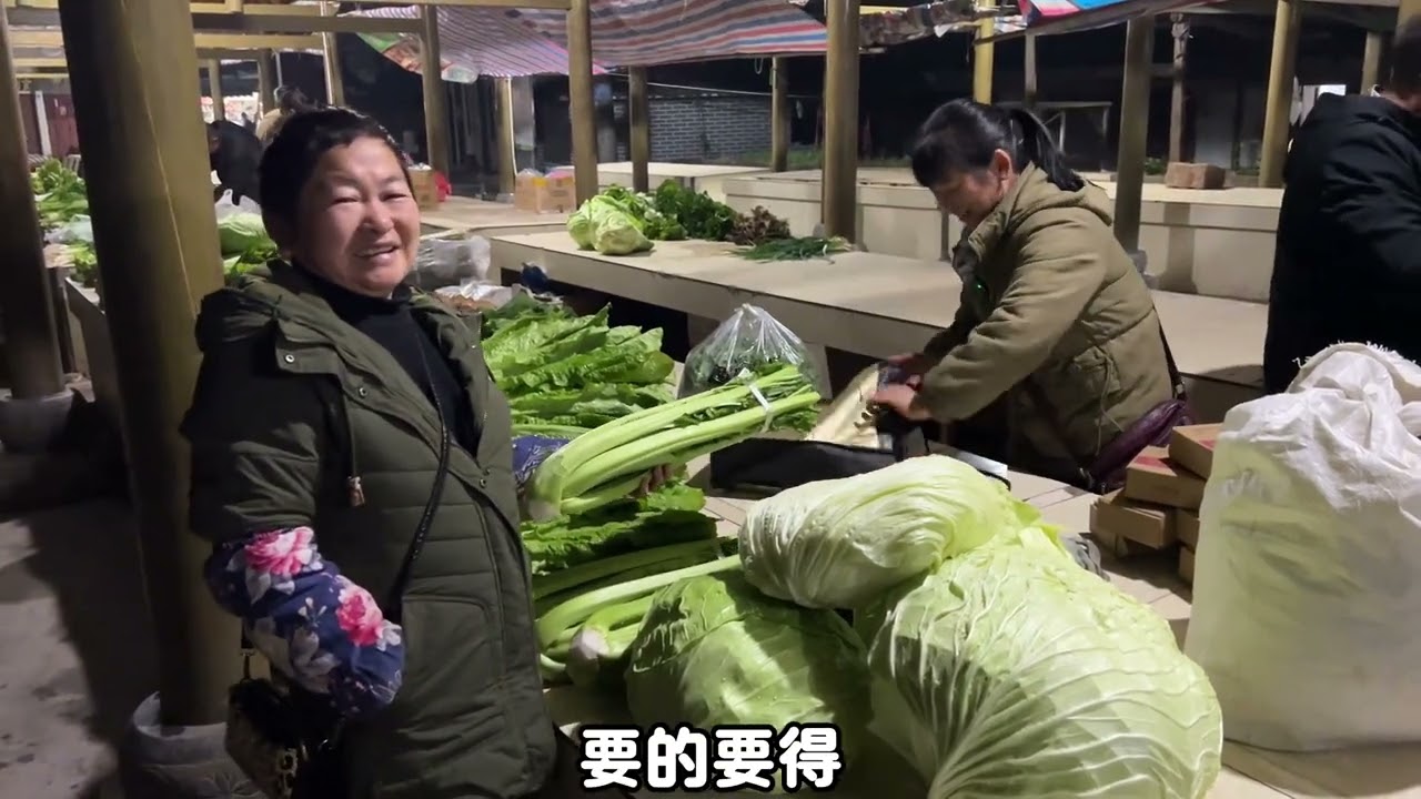 展开容姐今天早早的去市场上卖菜，白菜实在是太大个了