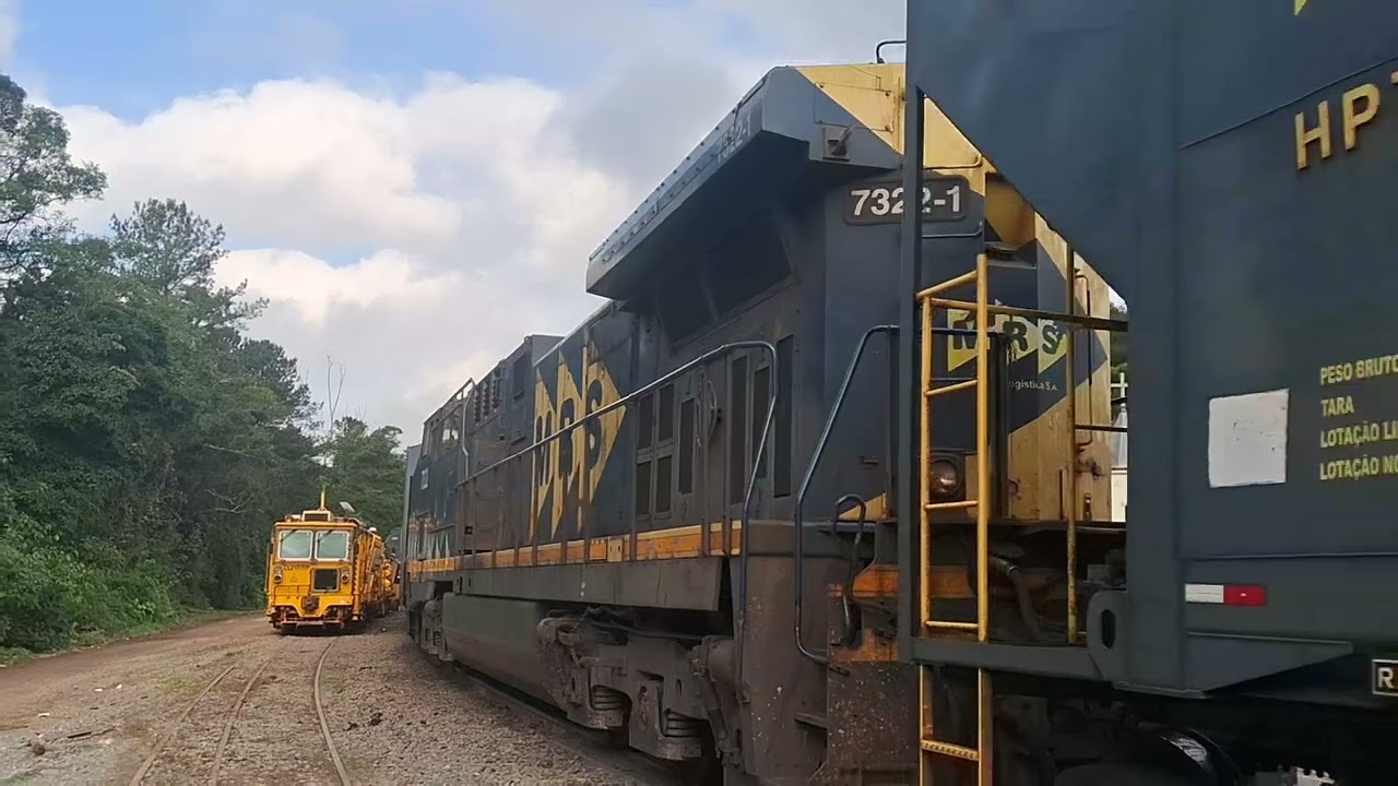 Cruzamento de um Trem da Rumo e outro da MRS em Itapererica da Serra-SP