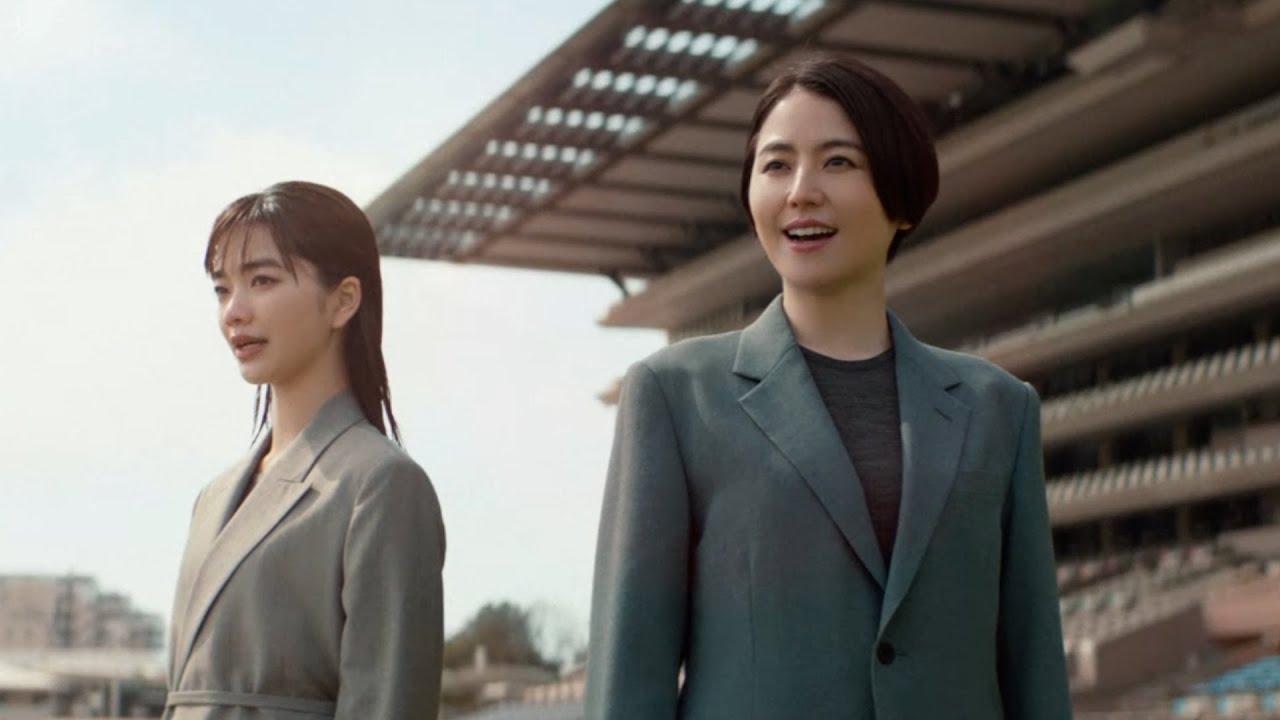 長澤まさみ&見上愛、ナリタブライアンら名馬のゼッケン掲げ「日本ダービー」を語る　 JRA 新TVCM「日本ダービー」篇