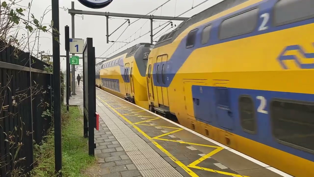 Treinen op Station Nieuw Vennep 2024