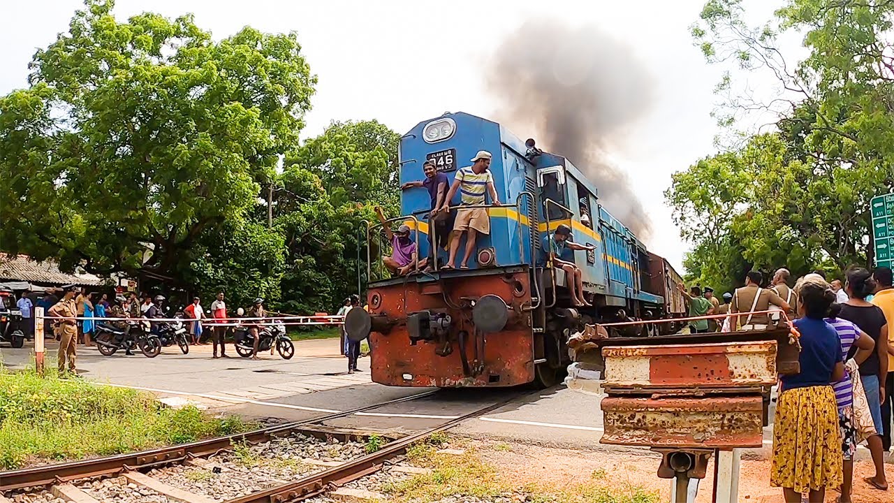 LAST SECOND ESCAPE at Most DANGEROUS Railway Crossing in Sri Lanka!