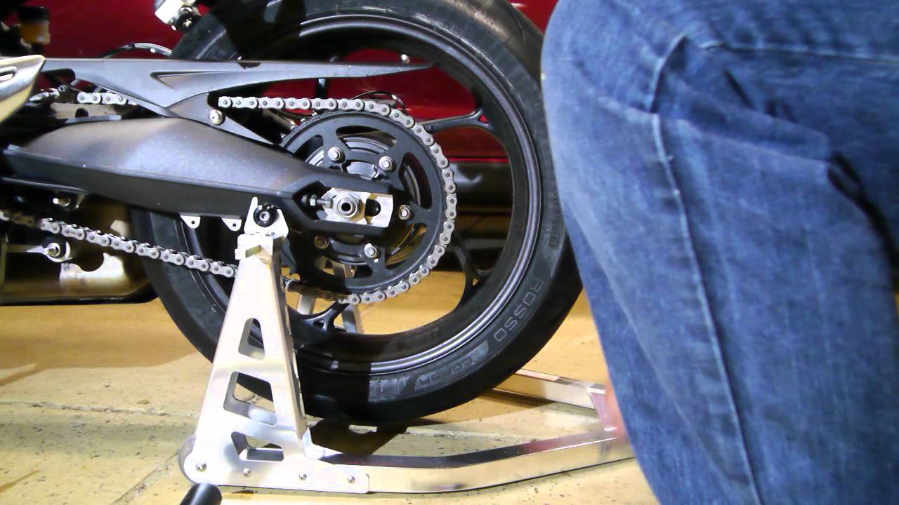 Street Triple chain adjustment