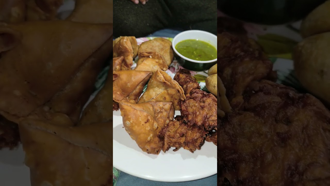 Garam garam pakore or samose #food #pakora #pakore #shorts #shortvideo #youtube