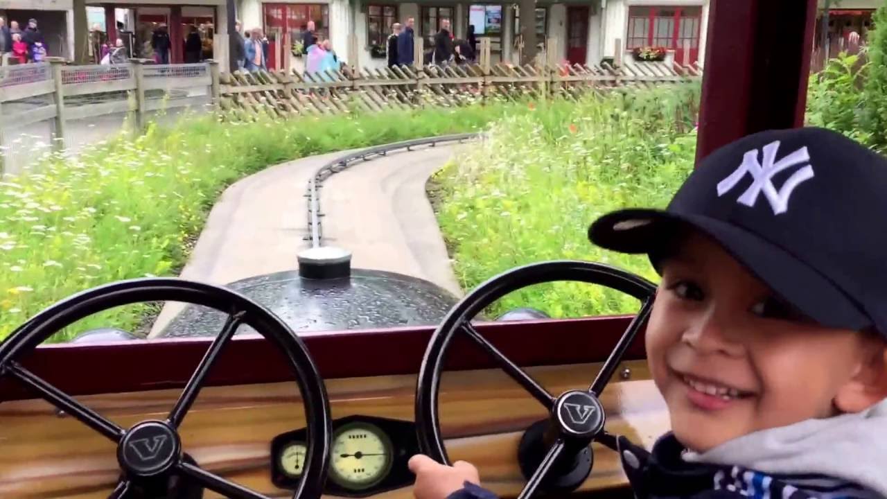 Hugo k&ouml;r Farfars bil p&aring; Liseberg 2016