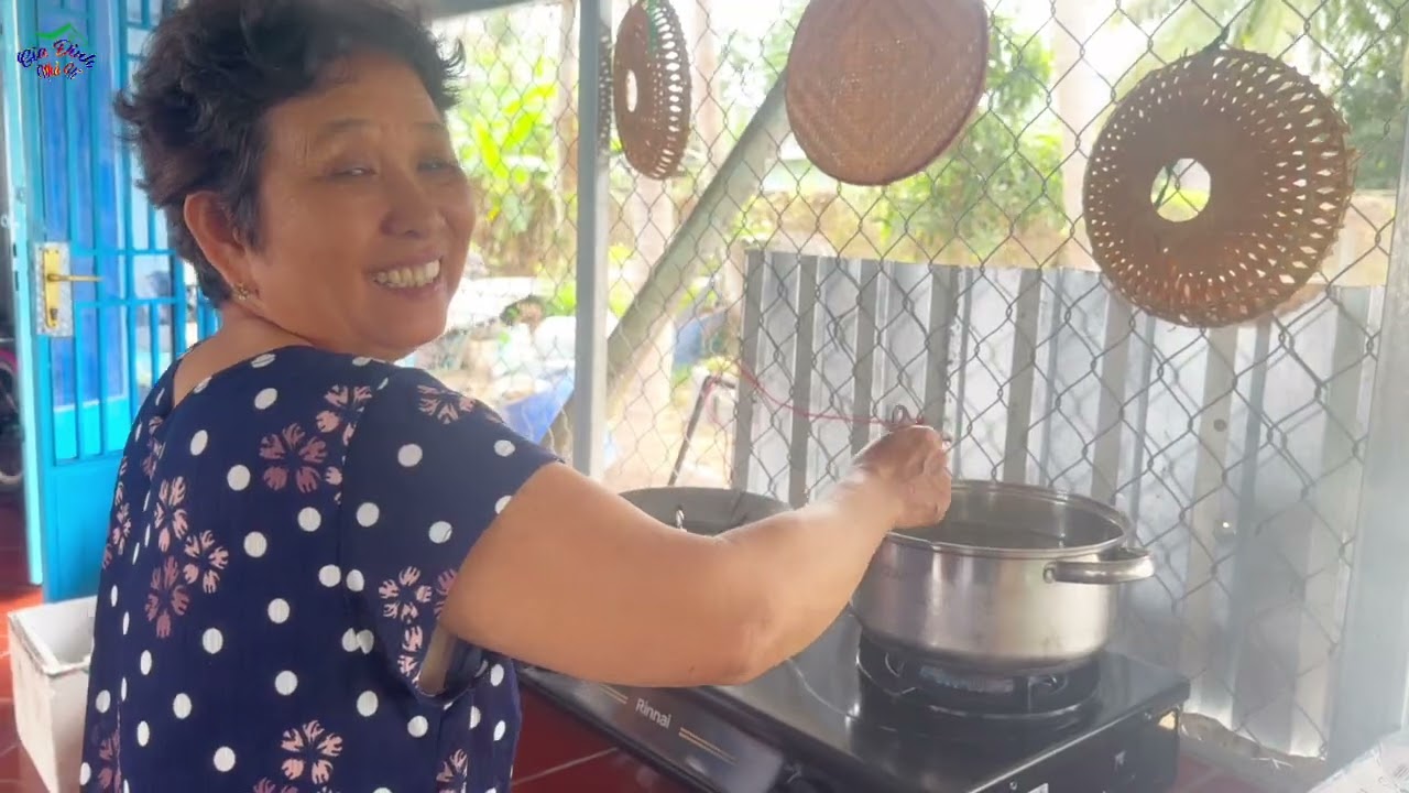 Mẹ U70 làm món dưa củ hũ dừa tặng những người thương bên căn bếp mới 