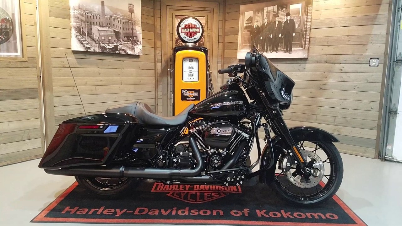 2020 Harley-Davidson Street Glide Special FLHXS-Vivid Black.