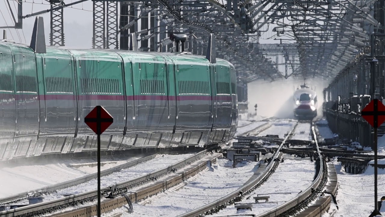 北上駅通過　雪を舞い上げる新幹線